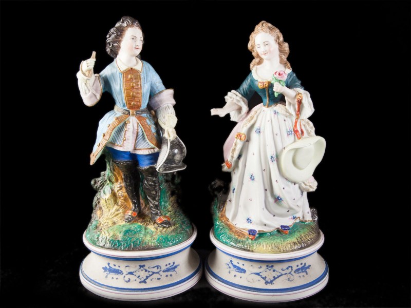 PAR DE FIGURAS GALANTES