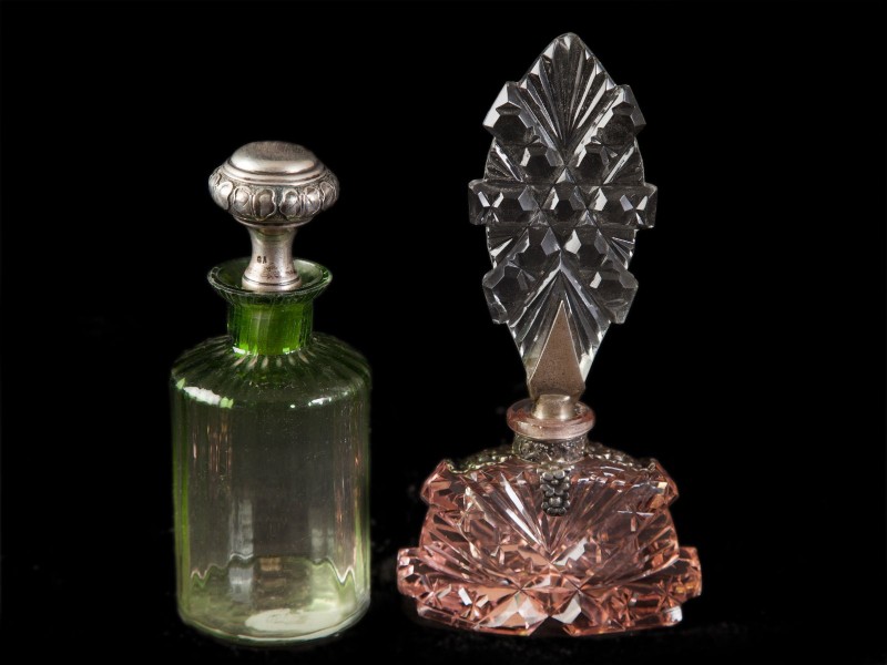 DOIS FRASCOS DE PERFUME COM MONTURES EM PRATA