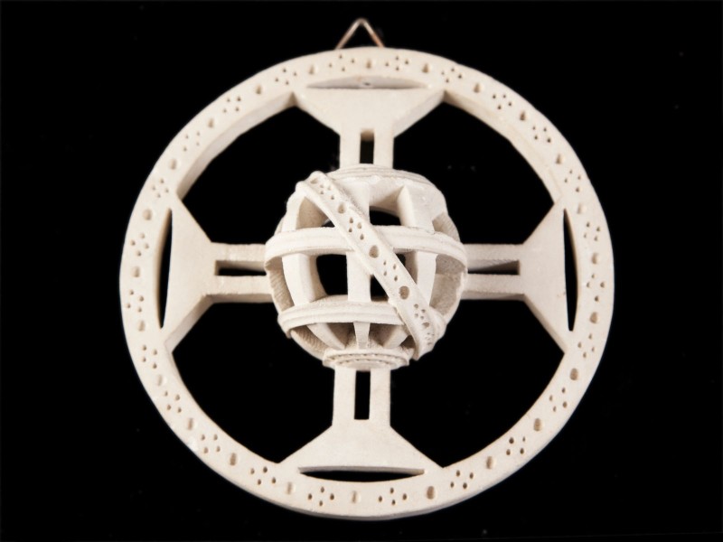 PLACA DE SUSPENSÃO “CRUZ DE CRISTO COM ESFERA ARMILAR”