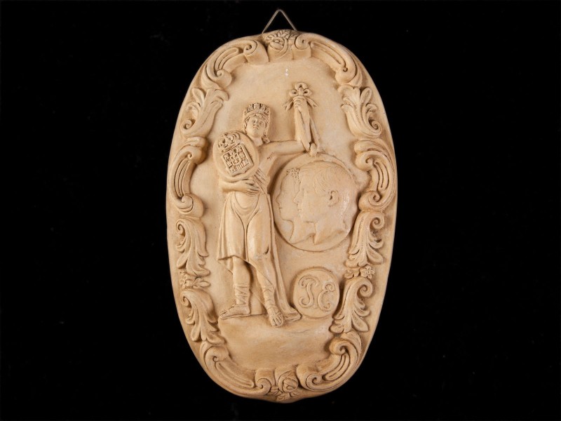 PLACA DE SUSPENSÃO “EVOCATIVA DO CASAMENTO DE D. PEDRO V COM D. ESTEFÊNIA”
