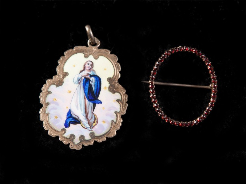MEDALHA RELIGIOSA “NOSSA SENHORA DA CONCEIÇÃO” E ALFINETE DE LAPELA