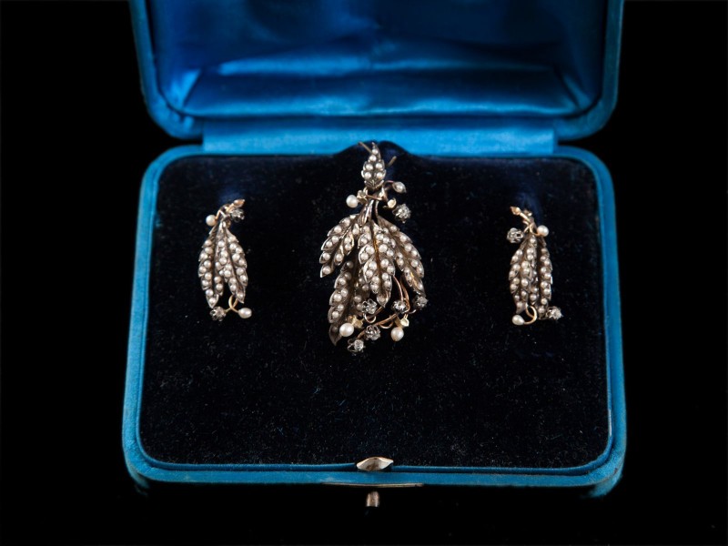 CONJUNTO DE PAR DE BRINCOS E PENDENTE