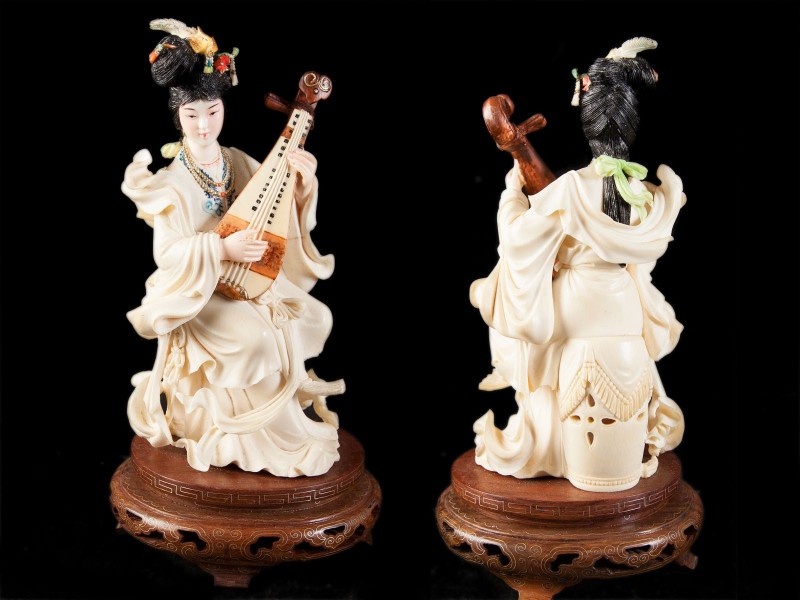 FIGURA FEMININA EM POSE DE RECITAL