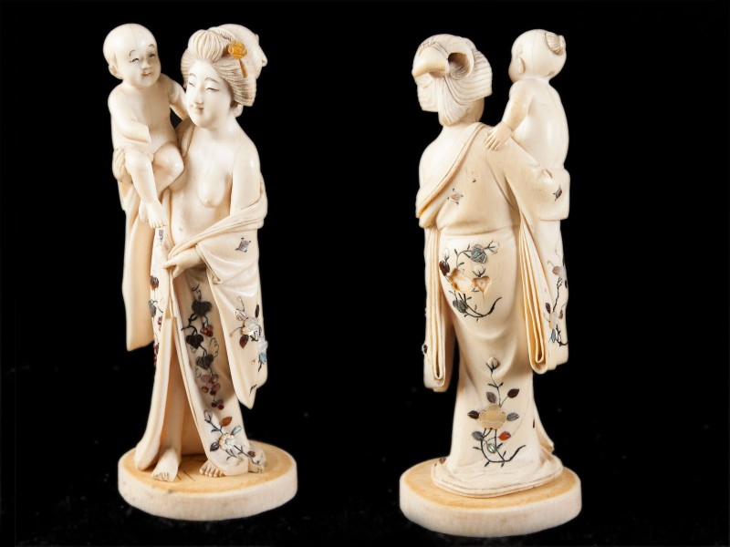 FIGURA FEMININA COM MENINO AO COLO