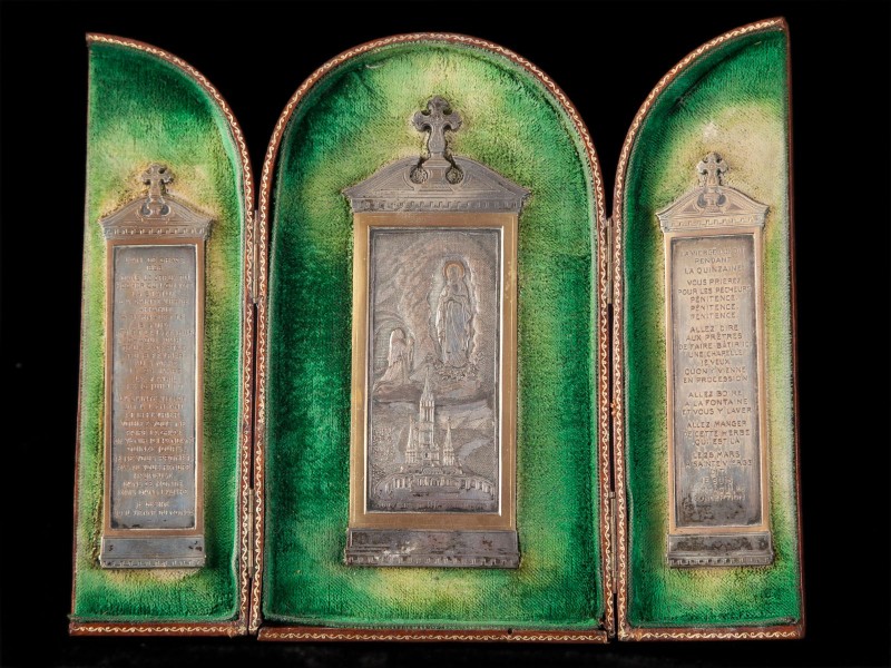 TRIPTICO COM A REPRESENTAÇÃO DA “APARIÇÃO DE NOSSA SENHORA DE LOURDES”