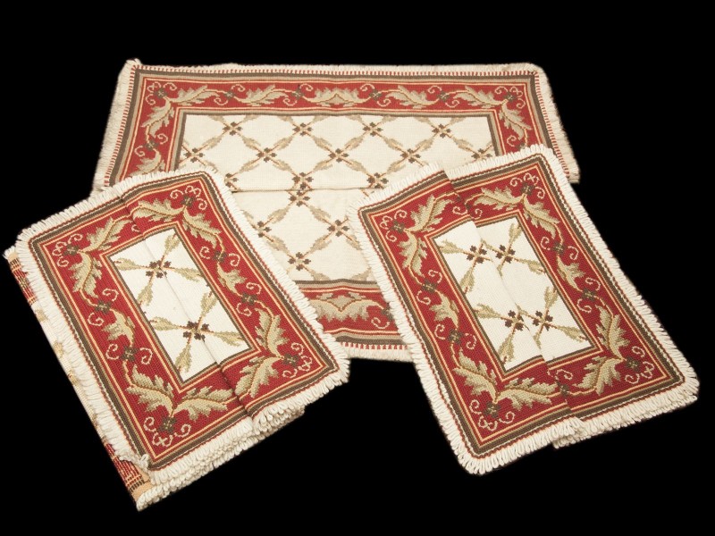 CONJUNTO DE TRÊS TAPETES DE QUARTO DE ARRAIOLOS 