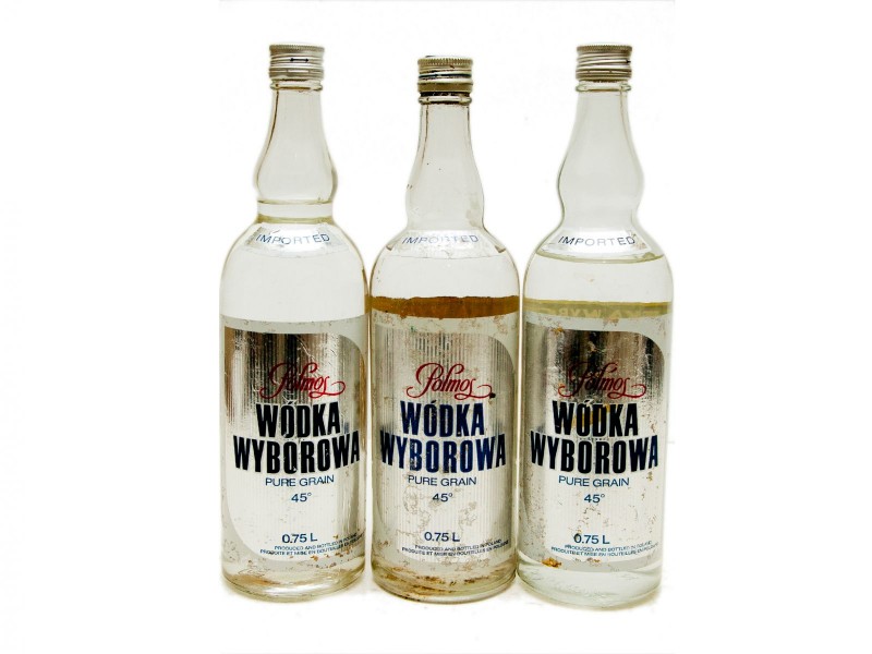 TRÊS GARRAFAS DE VODKA