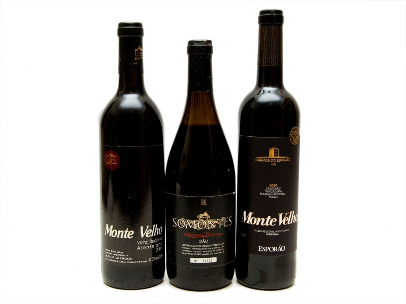TRÊS GARRAFAS DE VINHO TINTO DE MESA DO ALENTEJO E DÃO