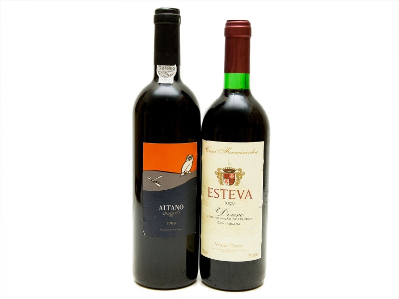 DUAS GARRAFAS DE VINHO TINTO DE MESA DO DOURO