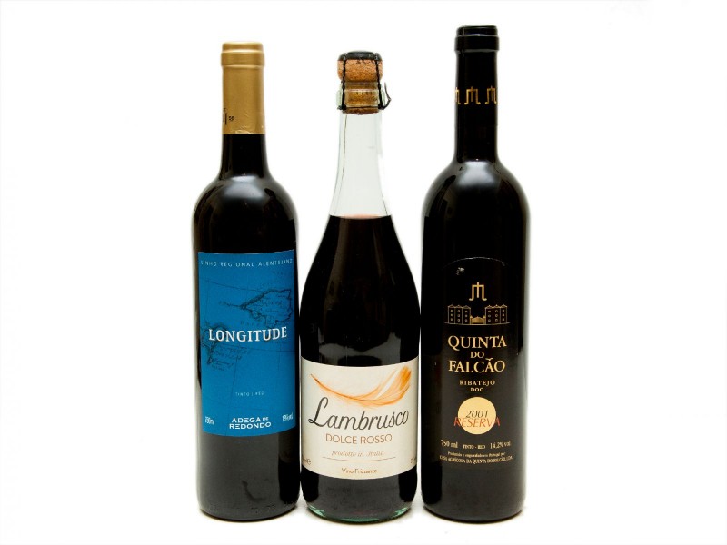 TRÊS GARRAFAS DE VINHO DE MESA DE VÁRIAS REGIÕES