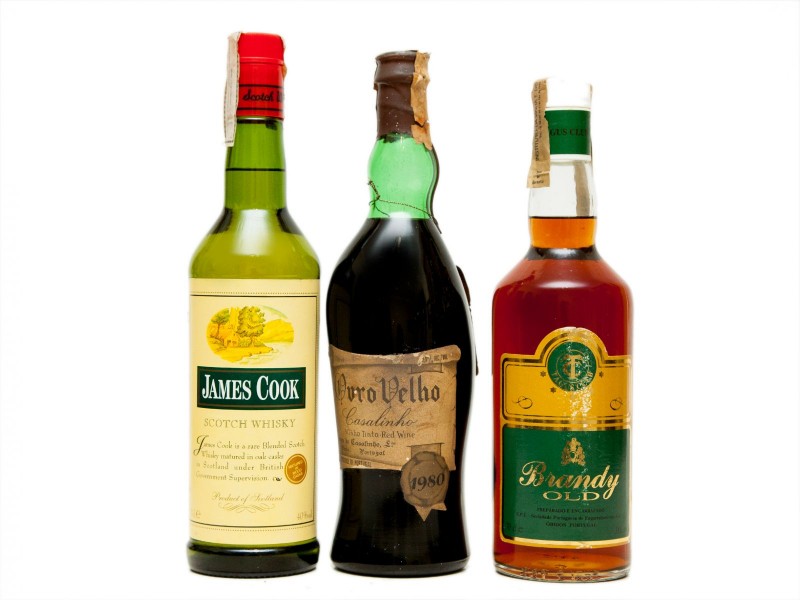 TRÊS GARRAFAS DE SCOTCH WHISKY, BRANDY E DE VINHO TINTO DE MESA