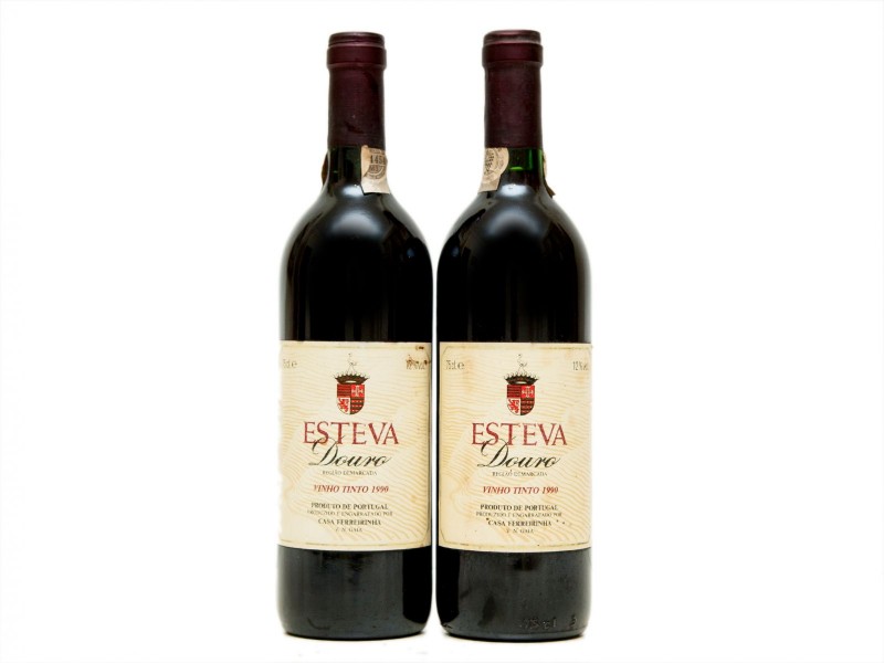 DUAS GARRAFAS DE VINHO TINTO DE MESA DO DOURO