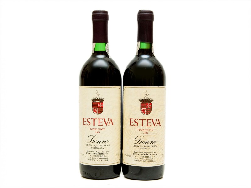 DUAS GARRAFAS DE VINHO TINTO DE MESA DO DOURO