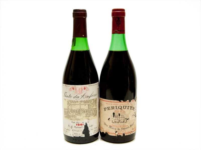 DUAS GARRAFAS DE VINHO TINTO DE MESA DE SETÚBAL E DE PALMELA