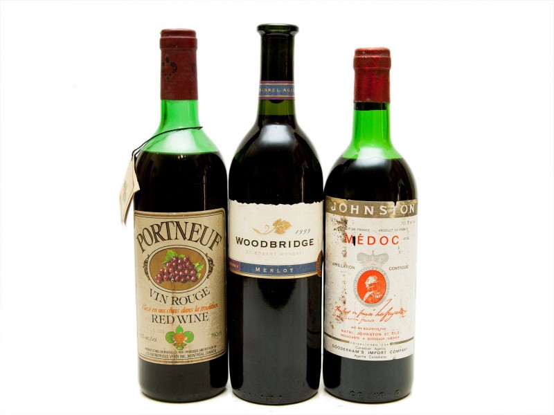 TRÊS GARRAFAS DE VINHOS DE VÁRIOS PAÍSES
