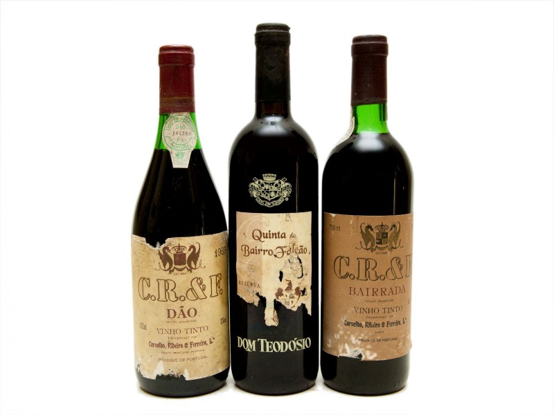 TRÊS GARRAFAS DE VINHO TINTO DE MESA DE VÁRIAS REGIÕES