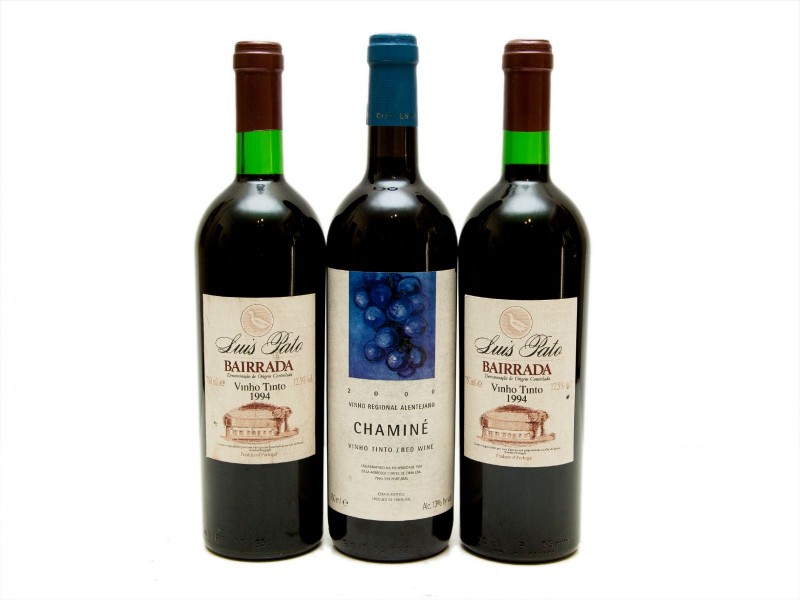 TRÊS GARRAFAS DE VINHO TINTO DE MESA DE VÁRIAS REGIÕES