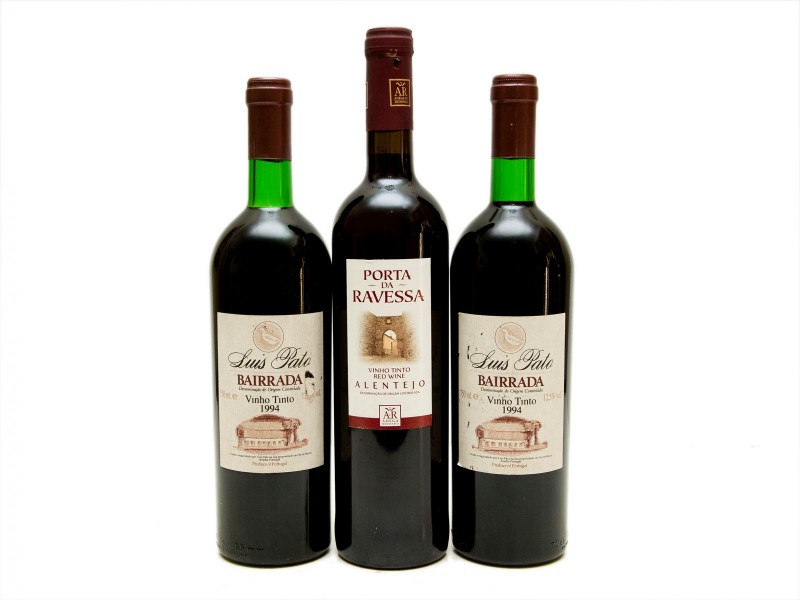 TRÊS GARRAFAS DE VINHO TINTO DE MESA DE VÁRIAS REGIÕES