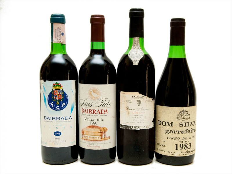 QUATRO GARRAFAS DE VINHO TINTO DE MESA DE VÁRIAS REGIÕES
