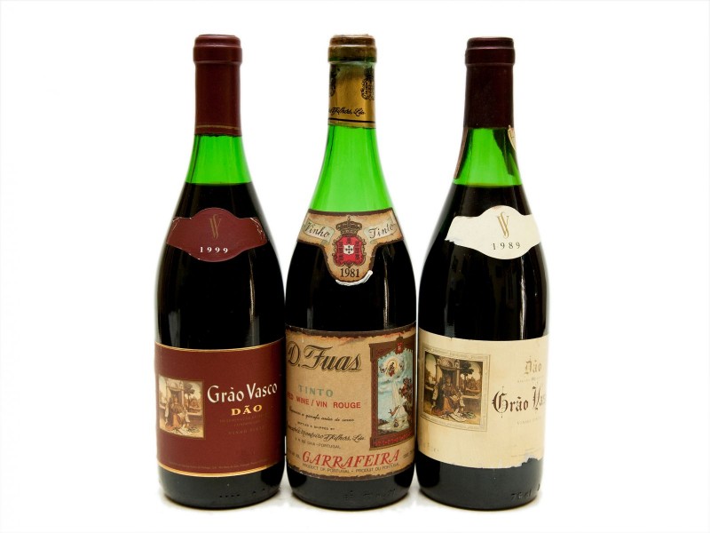 TRÊS GARRAFAS DE VINHO TINTO DE MESA DE VÁRIAS REGIÕES