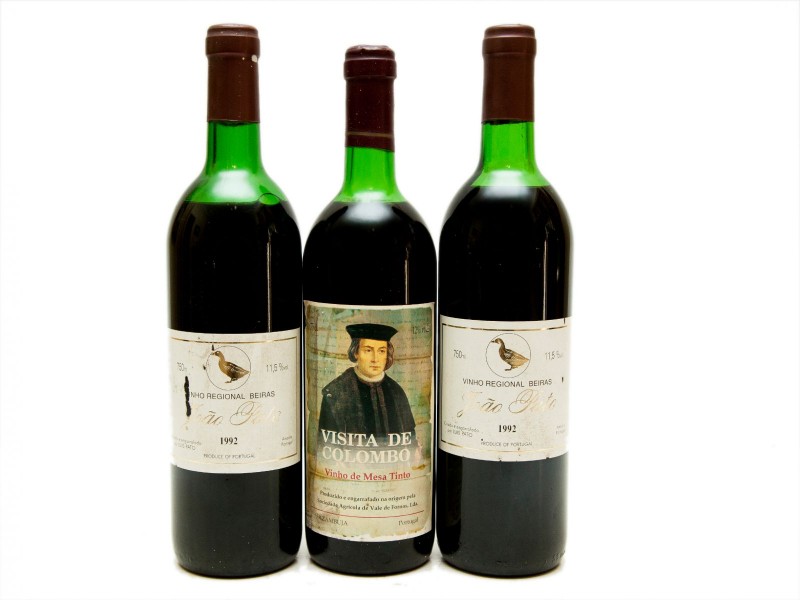 TRÊS GARRAFAS DE VINHO TINTO DE MESA DE VÁRIAS REGIÕES