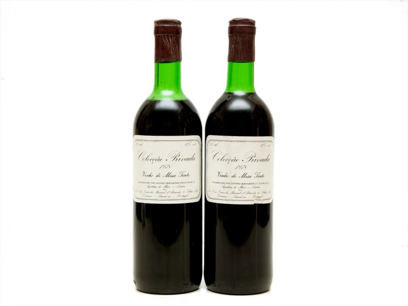 DUAS GARRAFAS DE VINHO TINTO DE MESA DE COLARES
