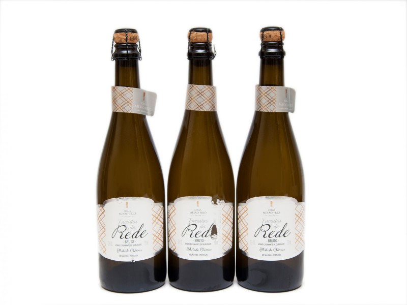 TRÊS GARRAFAS DE VINHO ESPUMANTE