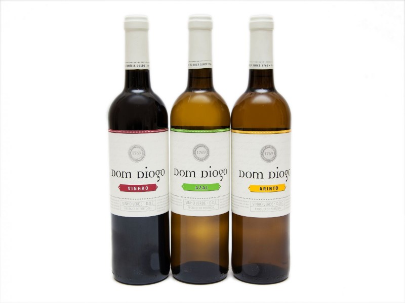 TRÊS GARRAFAS DE VINHO DE MESA DA REGIÃO DOS VINHOS VERDES