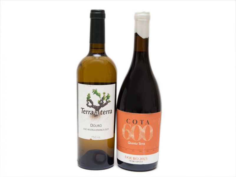 DUAS GARRAFAS DE VINHO BRANCO E TINTO DE MESA DO DOURO