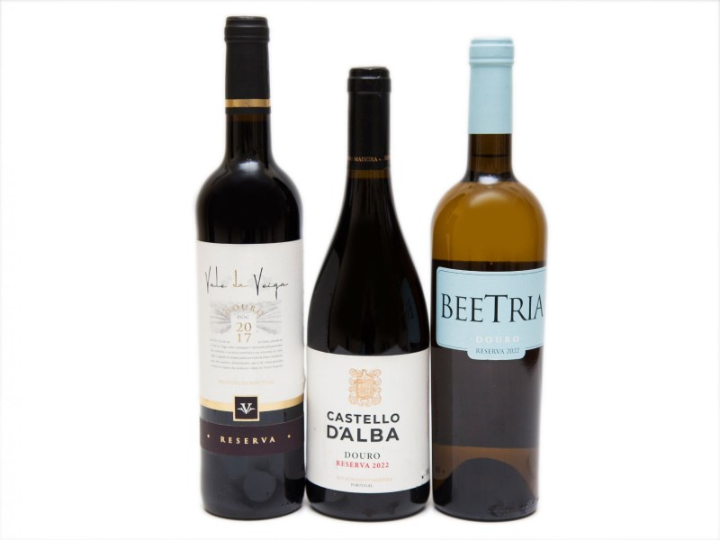 TRÊS GARRAFAS DE VINHO TINTO E BRANCO DE MESA DO DOURO