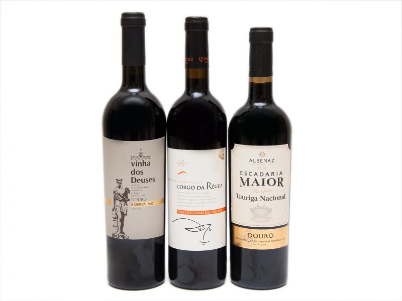 TRÊS GARRAFAS DE VINHO TINTO DE MESA DO DOURO