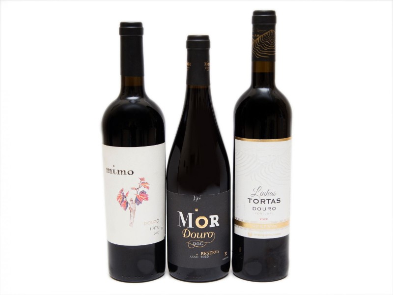 TRÊS GARRAFAS DE VINHO TINTO DE MESA DO DOURO