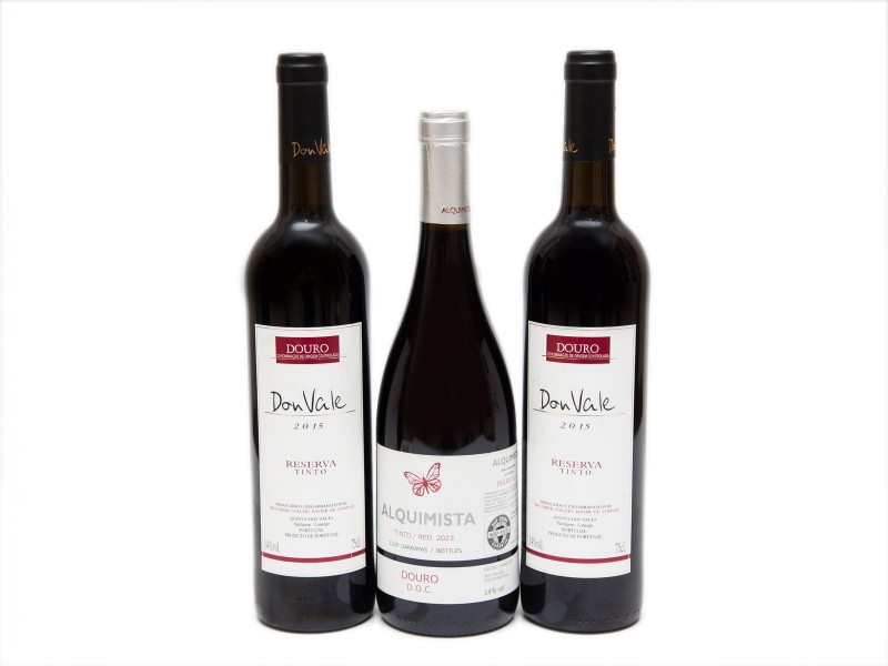TRÊS GARRAFAS DE VINHO TINTO DE MESA DO DOURO
