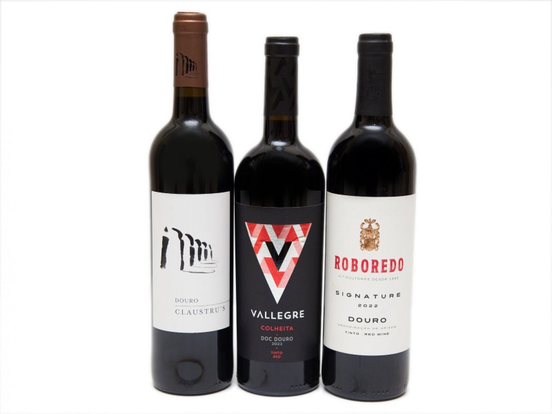 TRÊS GARRAFAS DE VINHO TINTO DE MESA DO DOURO