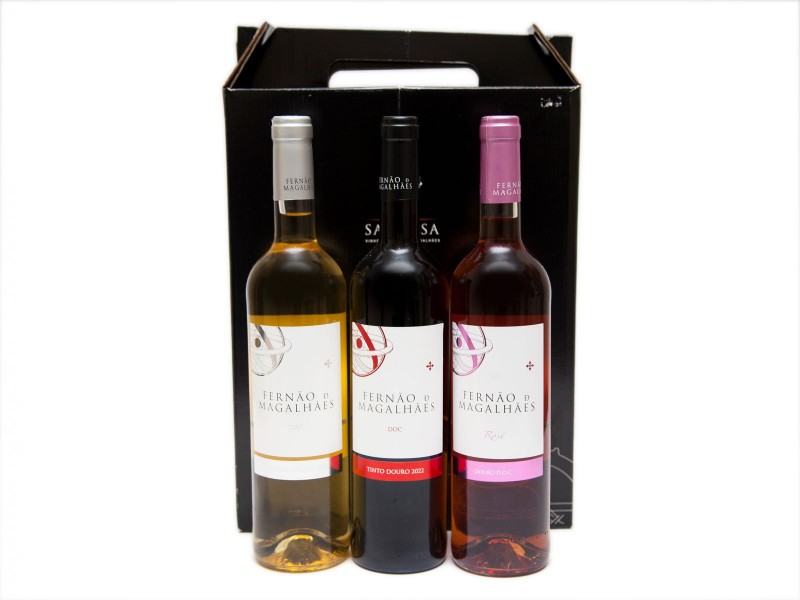TRÊS GARRAFAS DE VINHO TINTO, BRANCO E ROSÉ DE MESA DO DOURO