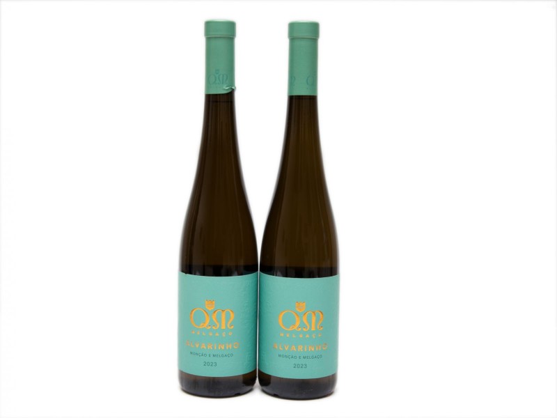 DUAS GARRAFAS DE VINHO BRANCO DA REGIÃO DOS VINHOS VERDES