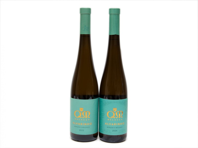 DUAS GARRAFAS DE VINHO BRANCO DA REGIÃO DOS VINHOS VERDES