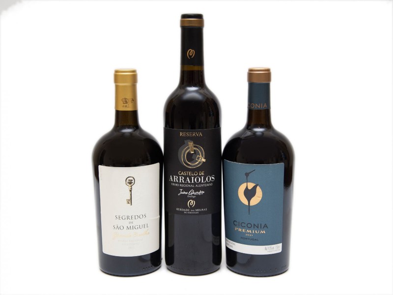 TRÊS GARRAFAS DE VINHO TINTO DE MESA DO ALENTEJO