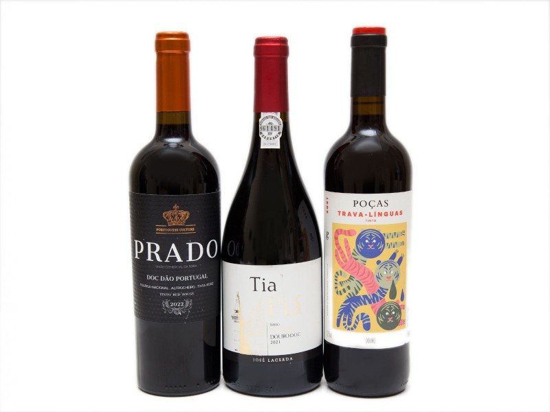 TRÊS GARRAFAS DE VINHO TINTO DE MESA DO DOURO E DÃO