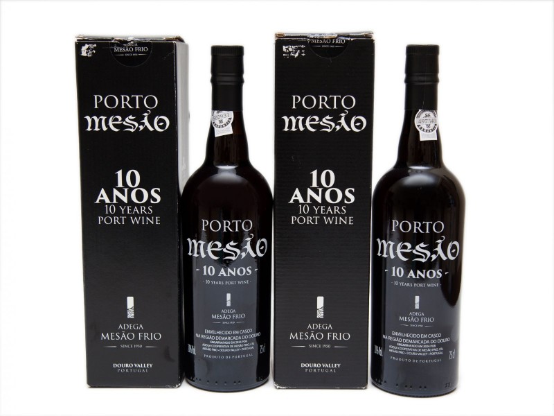 DUAS GARRAFAS DE VINHO DO PORTO