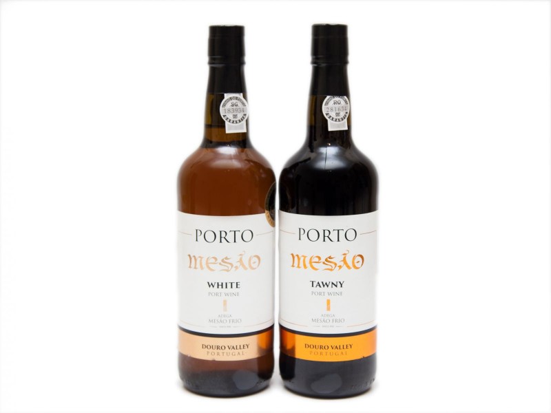 DUAS GARRAFAS DE VINHO DO PORTO