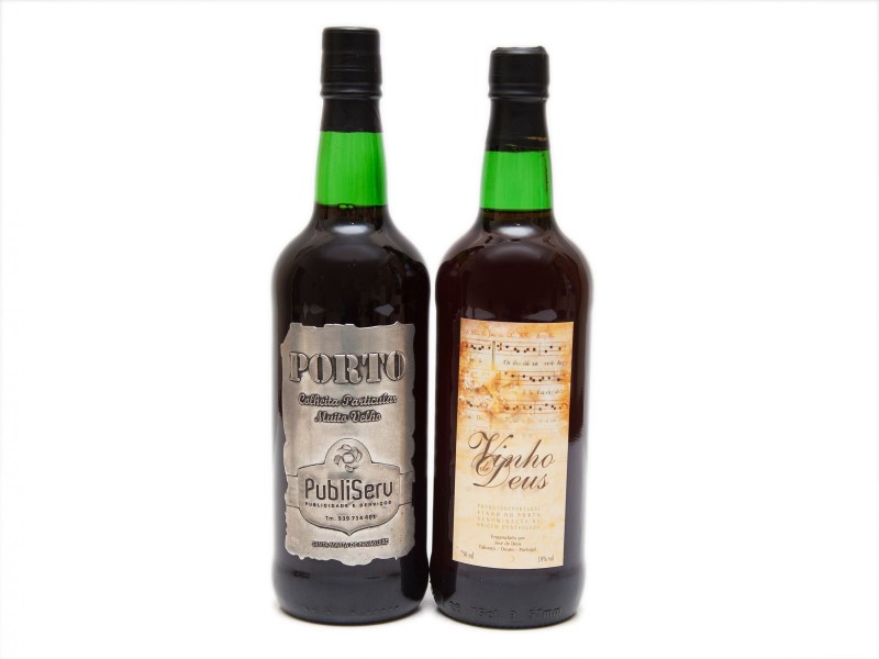 DUAS GARRAFAS DE VINHO DO PORTO