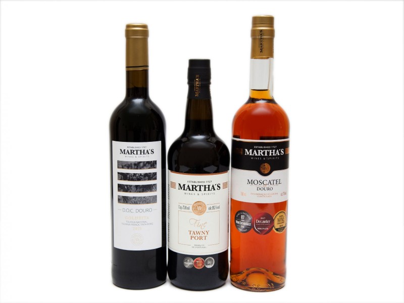 TRÊS GARRAFAS DE VINHO DO DOURO (TINTO DE MESA, MOSCATEL E PORTO)