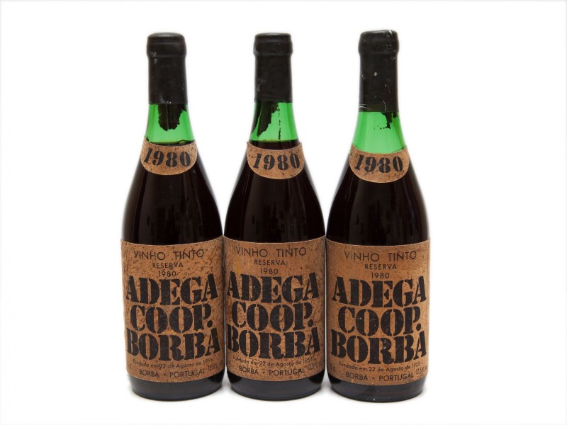 TRÊS GARRAFAS DE VINHO TINTO DE MESA DO ALENTEJO