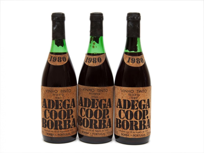 TRÊS GARRAFAS DE VINHO TINTO DE MESA DO ALENTEJO