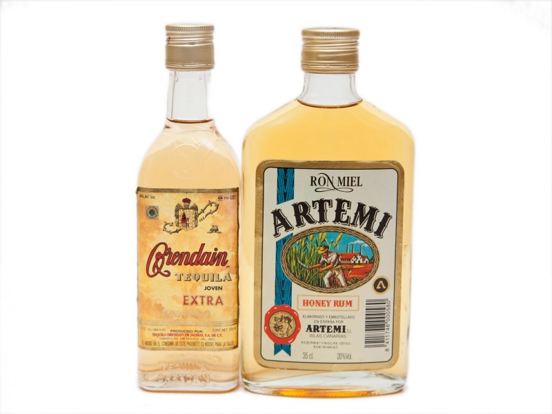 DUAS GARRAFAS DE RON MIEL E TEQUILA