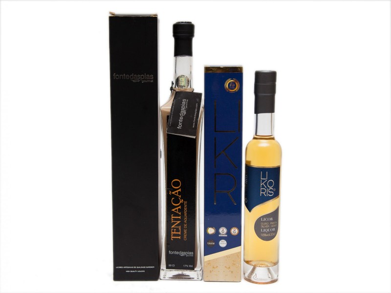 DUAS GARRAFAS DE LICOR
