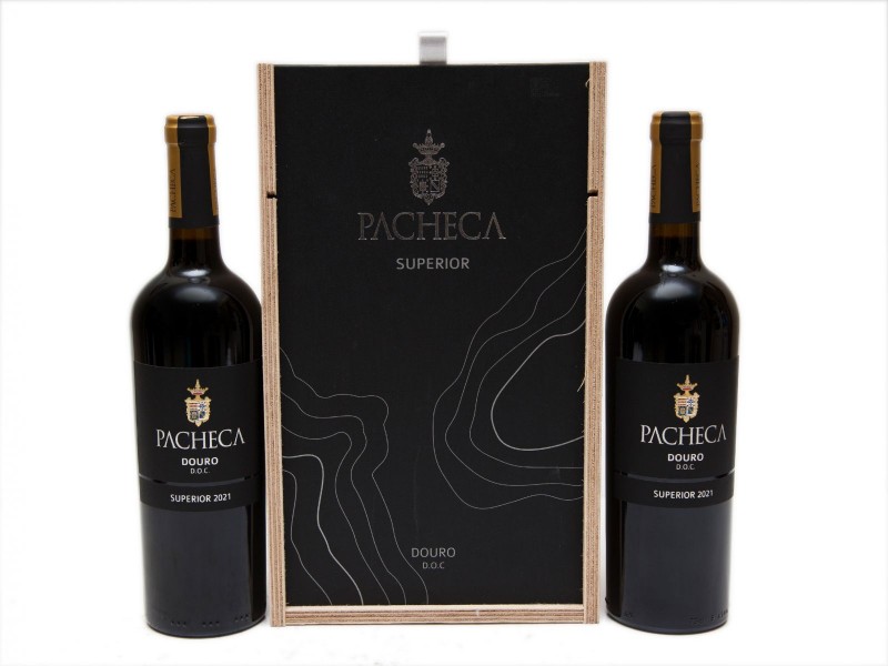 DUAS GARRAFAS DE VINHO TINTO DE MESA DO DOURO
