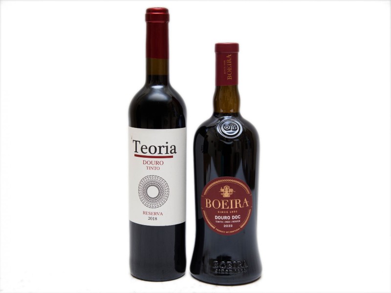 DUAS GARRAFAS DE VINHO TINTO DE MESA DO DOURO