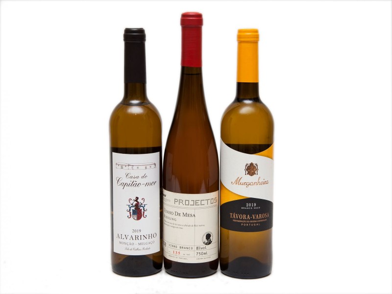 TRÊS GARRAFAS DE VINHO BRANCO DE MESA DE VÁRIAS REGIÕES